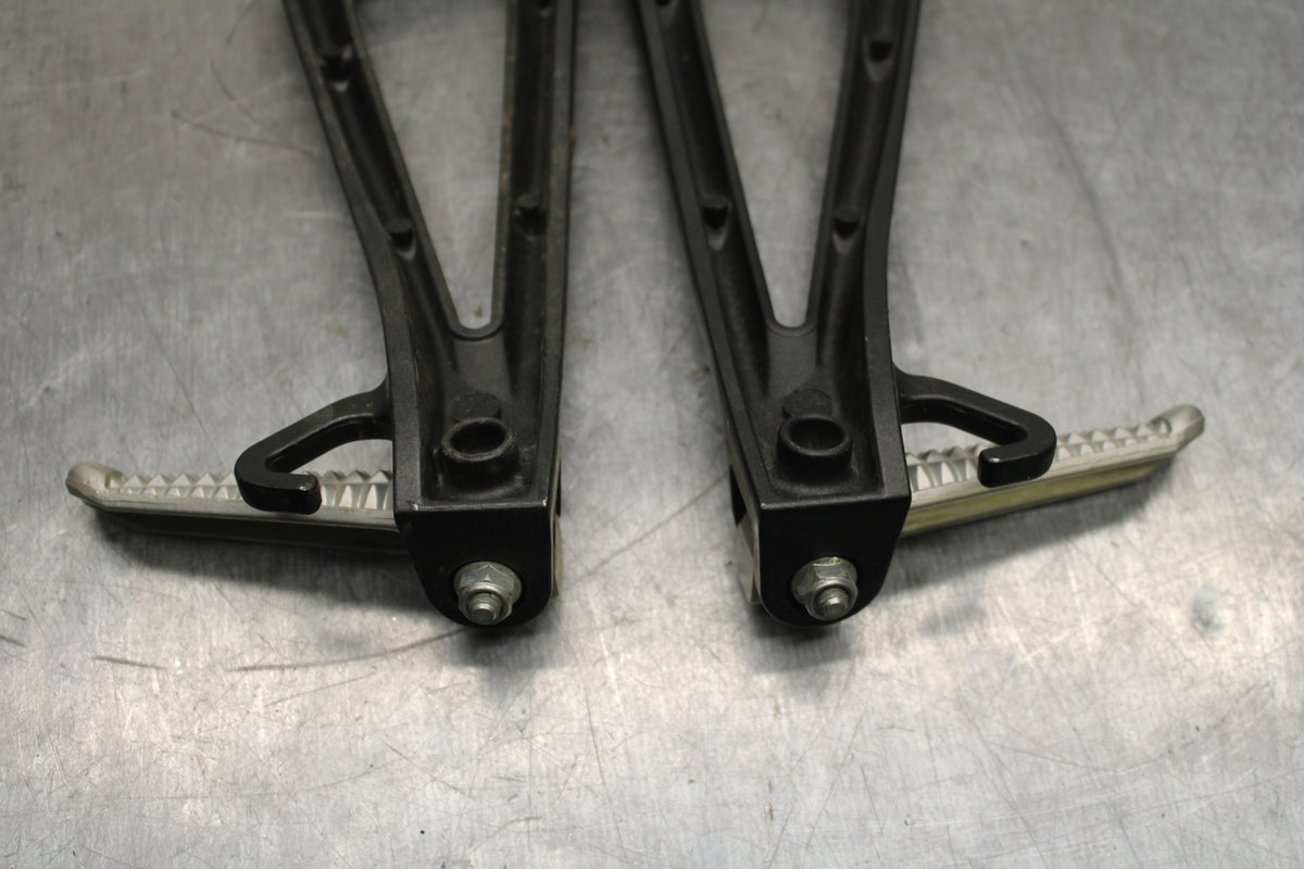 08-16 YAMAHA YZF R6 REAR BACK PASSENGER PEG SET PAIR BB127