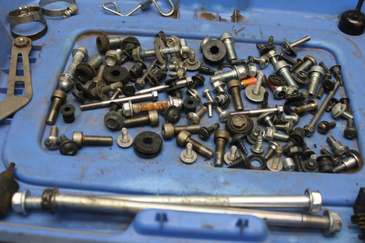 11-26 SUZUKI GSXR750 MOUNTING BOLTS HARDWARE SCREWS BB900