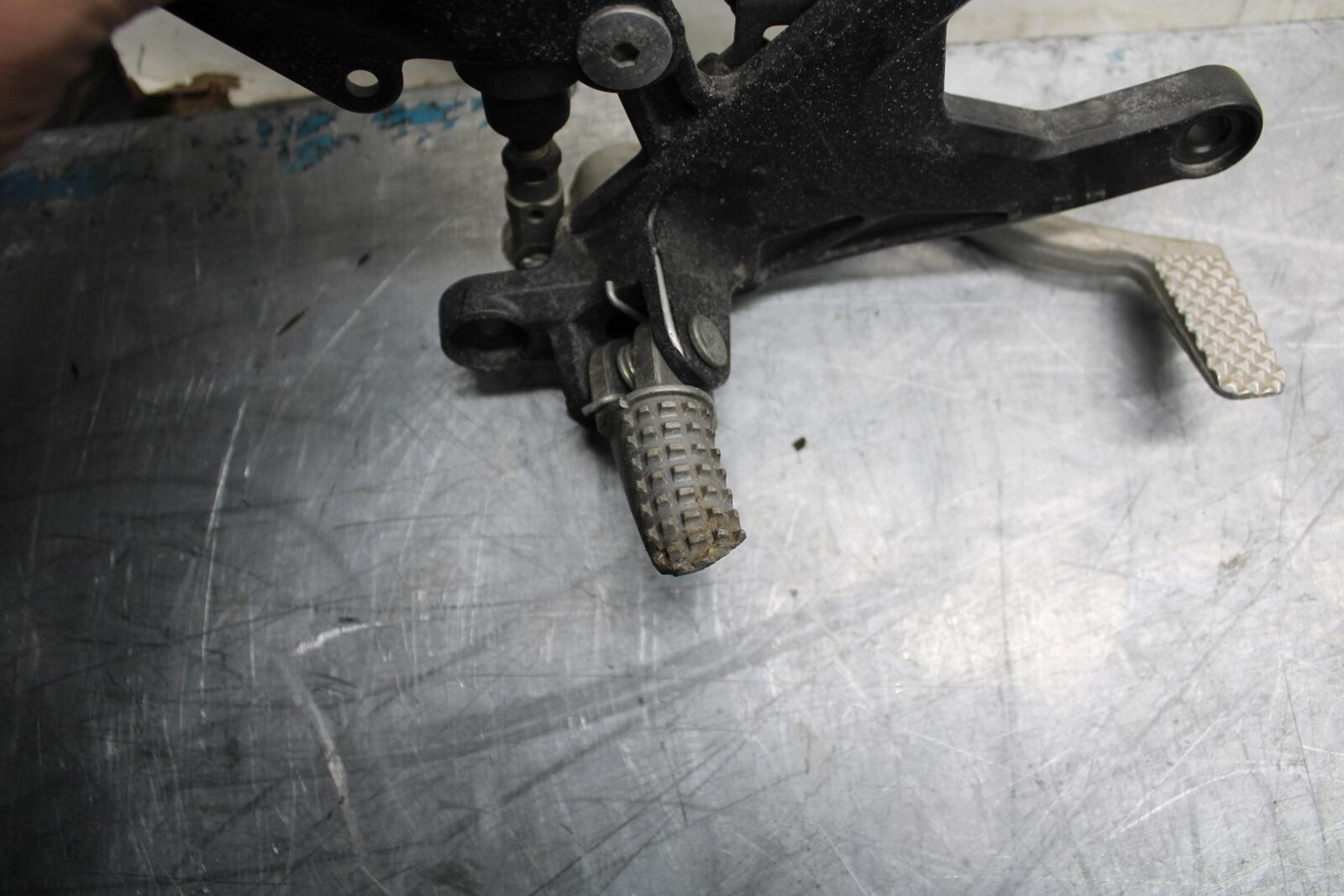 18 YAMAHA YZF R1  RIGHT REARSET REAR SET DRIVER FOOT PEG REST STOP BB473
