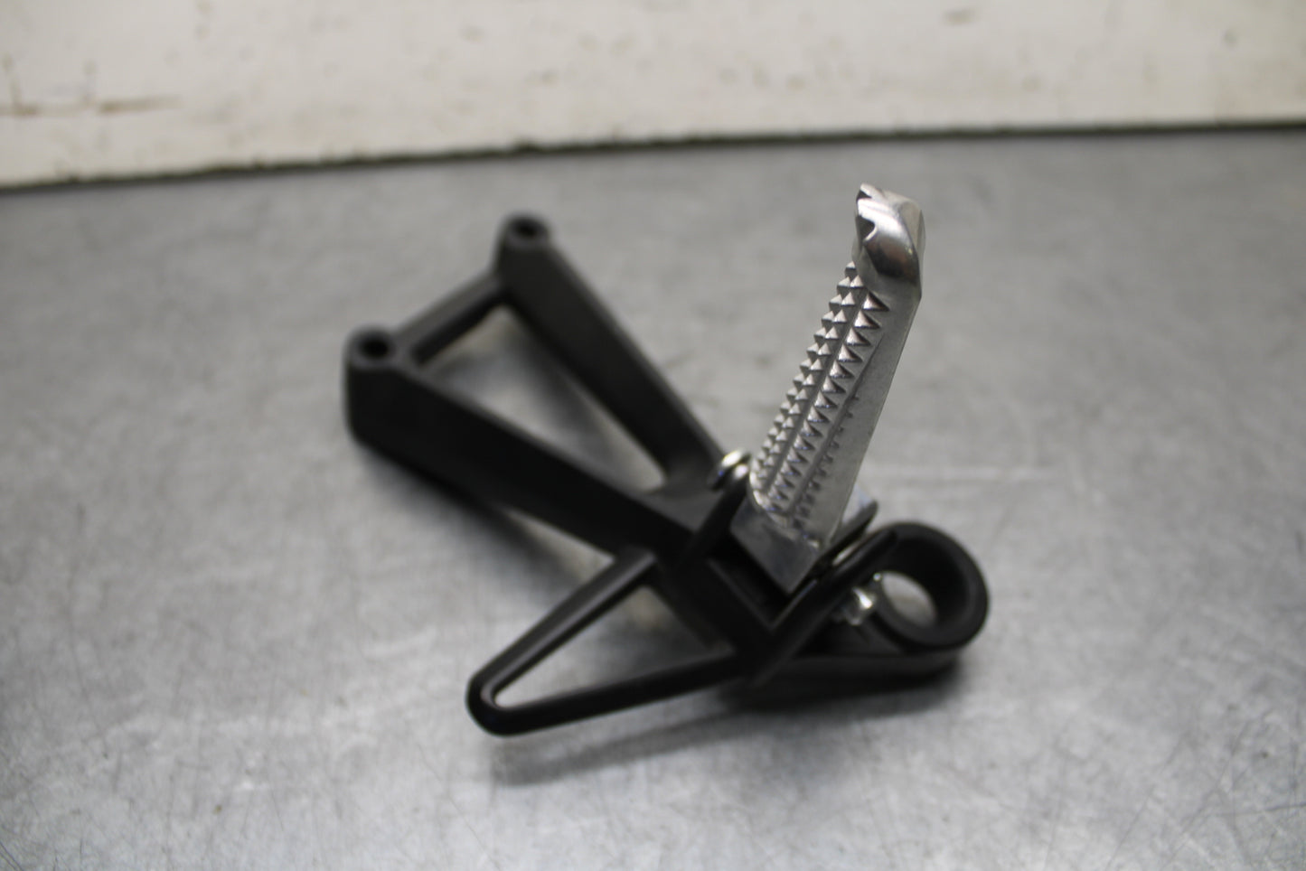 15-17 YAMAHA YZF R3 RIGHT REAR BACK PASSENGER PEG BB651