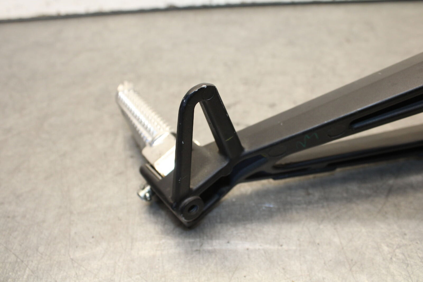 15-17 YAMAHA YZF R3 RIGHT REAR BACK PASSENGER PEG BB651