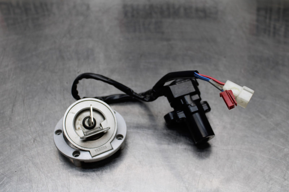 94 SUZUKI KATANA 750 IGNITION LOCK KEY SET W/ GAS CAP BB686