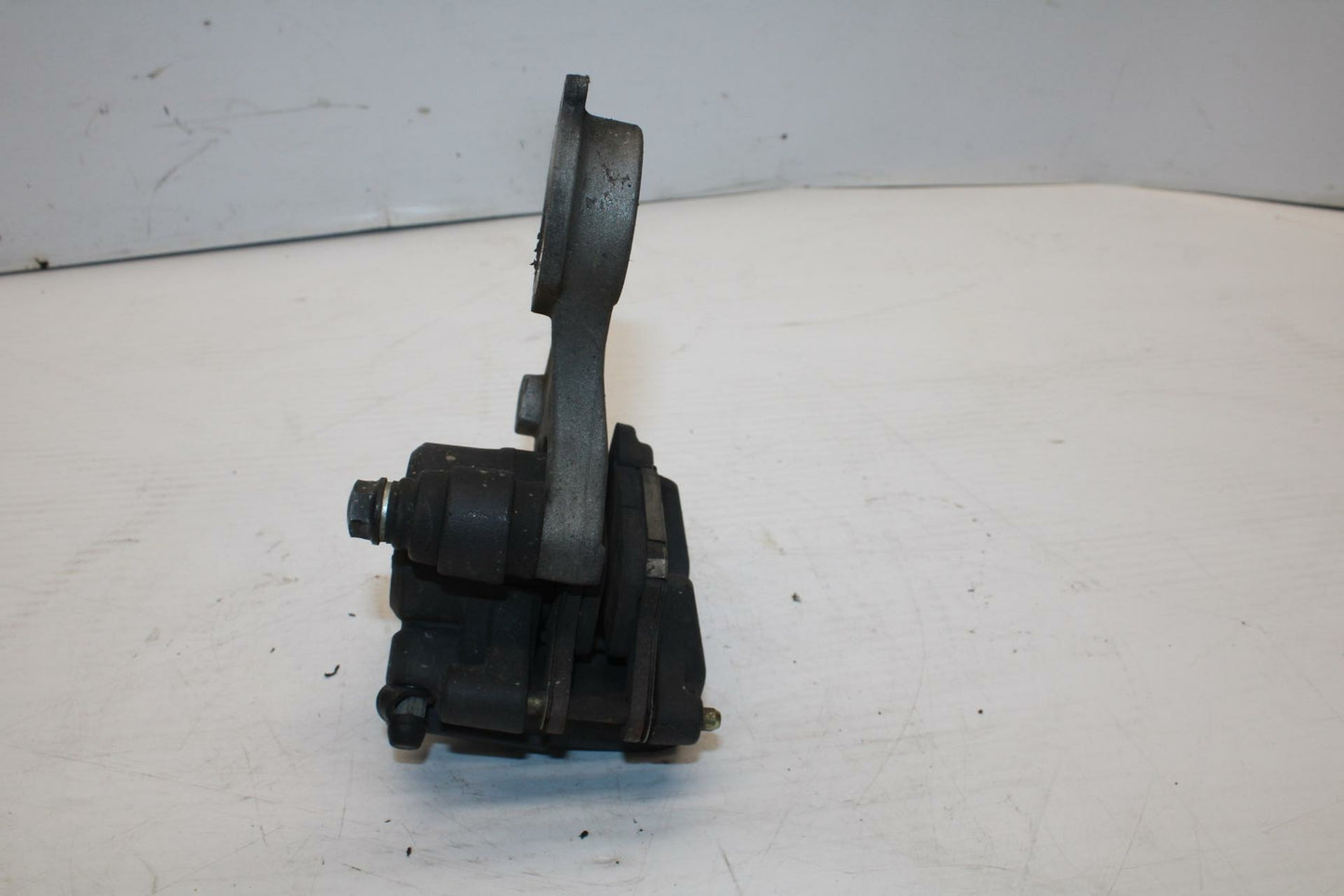 06 YAMAHA YZF R1 REAR BACK BRAKE CALIPER W MOUNT BRACKET BB282