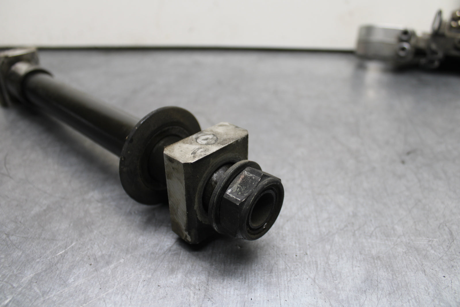 03-05 YAMAHA YZF R6  REAR AXLE BACK WHEEL RIM PIVOT BOLT AXEL BB751