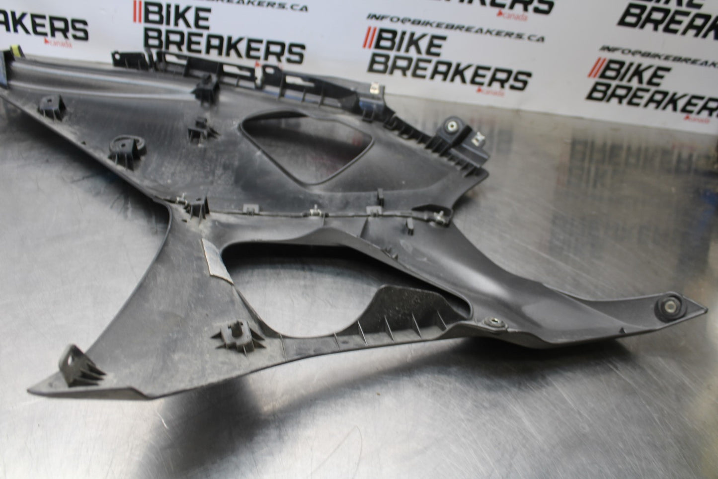 22-25 YAMAHA YZF R7 RIGHT MID UPPER SIDE FAIRING COWL BB182