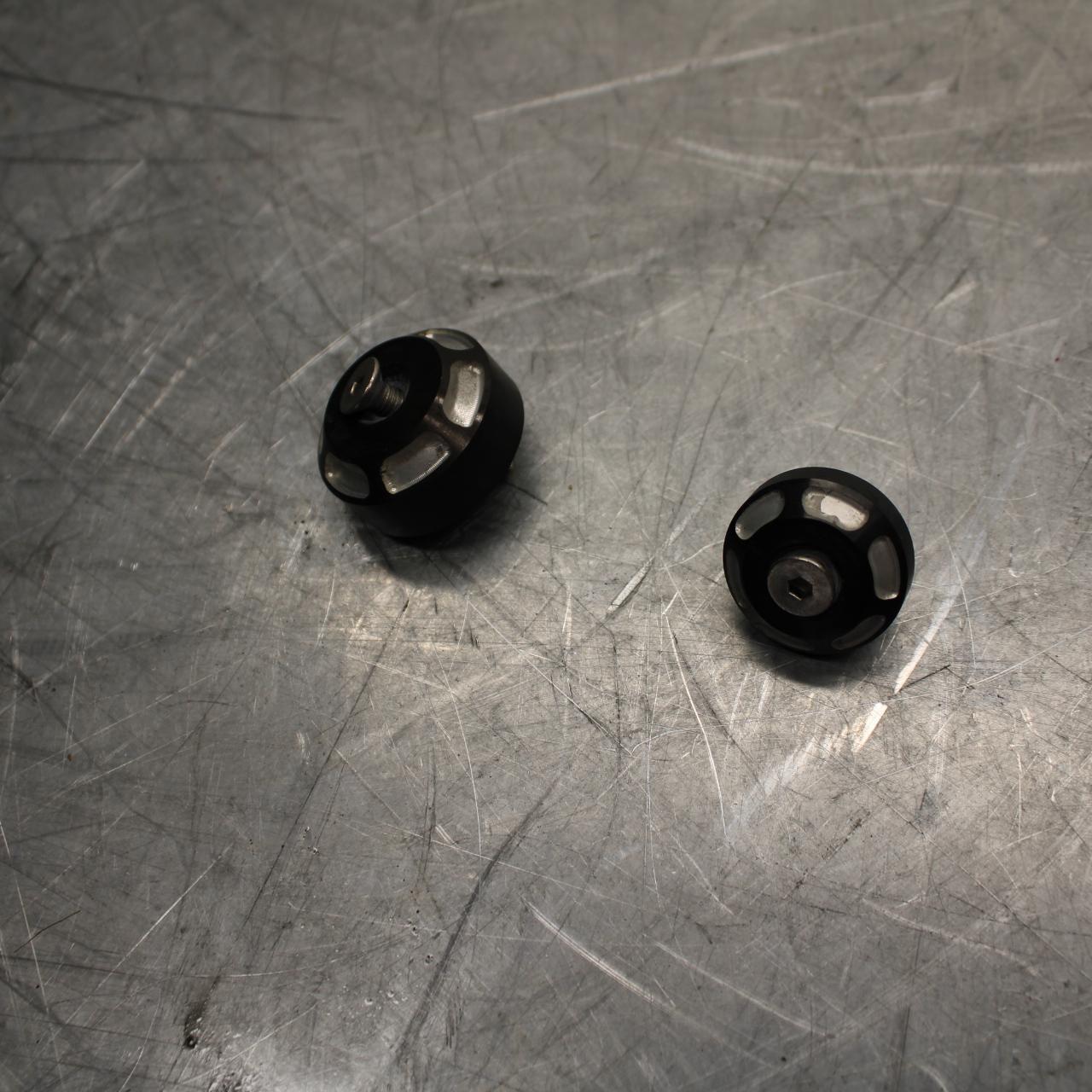 17-21 TRIUMPH STREET TRIPPLE R ABS  SWINGARM BOLT PIVOT AXLE CAP bb452