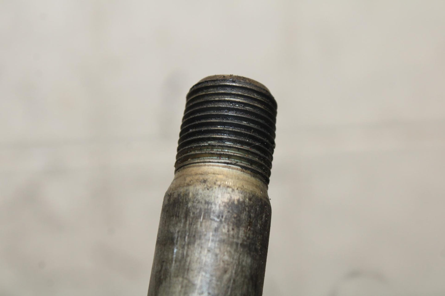 2004 Suzuki Intruder 1500 VL1500 REAR AXLE BACK WHEEL RIM PIVOT BOLT AXEL BB573