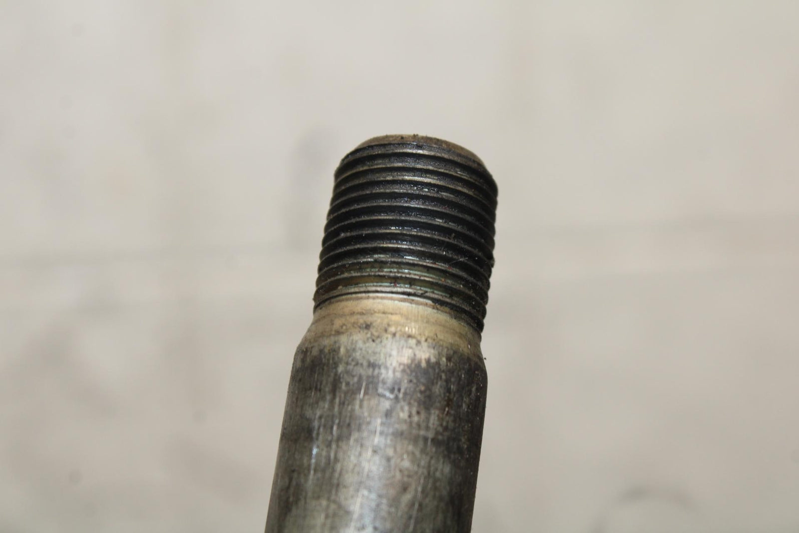 2004 Suzuki Intruder 1500 VL1500 REAR AXLE BACK WHEEL RIM PIVOT BOLT AXEL BB573
