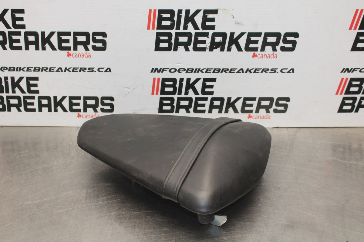 19 YAMAHA YZF R3 REAR BACK PASSENGER TANDEM SEAT PAD SADDLE PILLION BB806-B