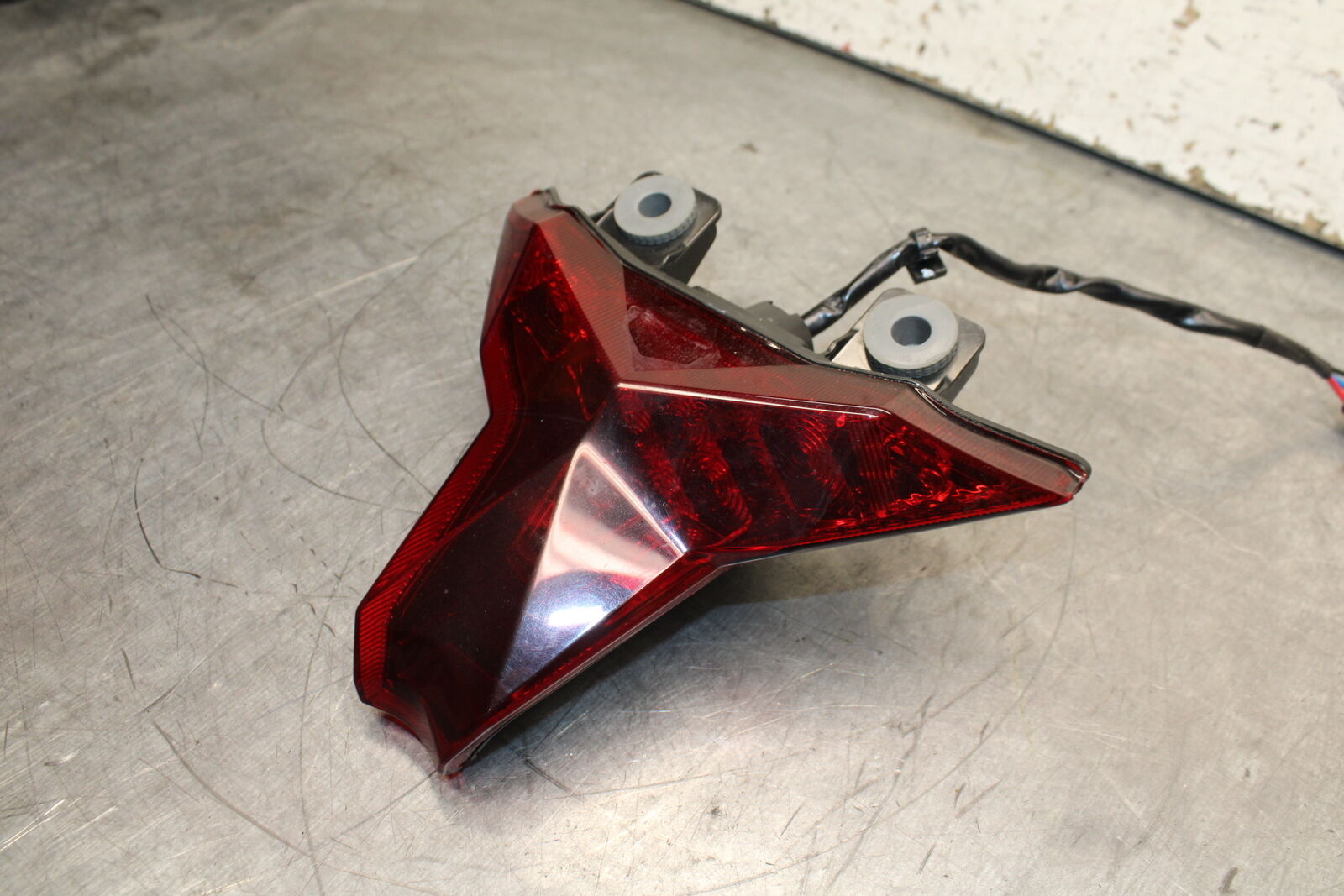 19-22 KAWASAKI Z400 REAR TAIL TAILLIGHT BACK BRAKE LIGHT BB738