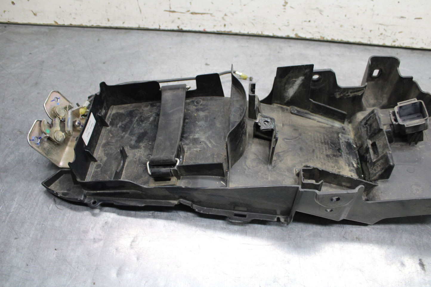 15-16 HONDA CB300F REAR BACK TAIL UNDERTAIL BATTERY TRAY PLASTIC BB740