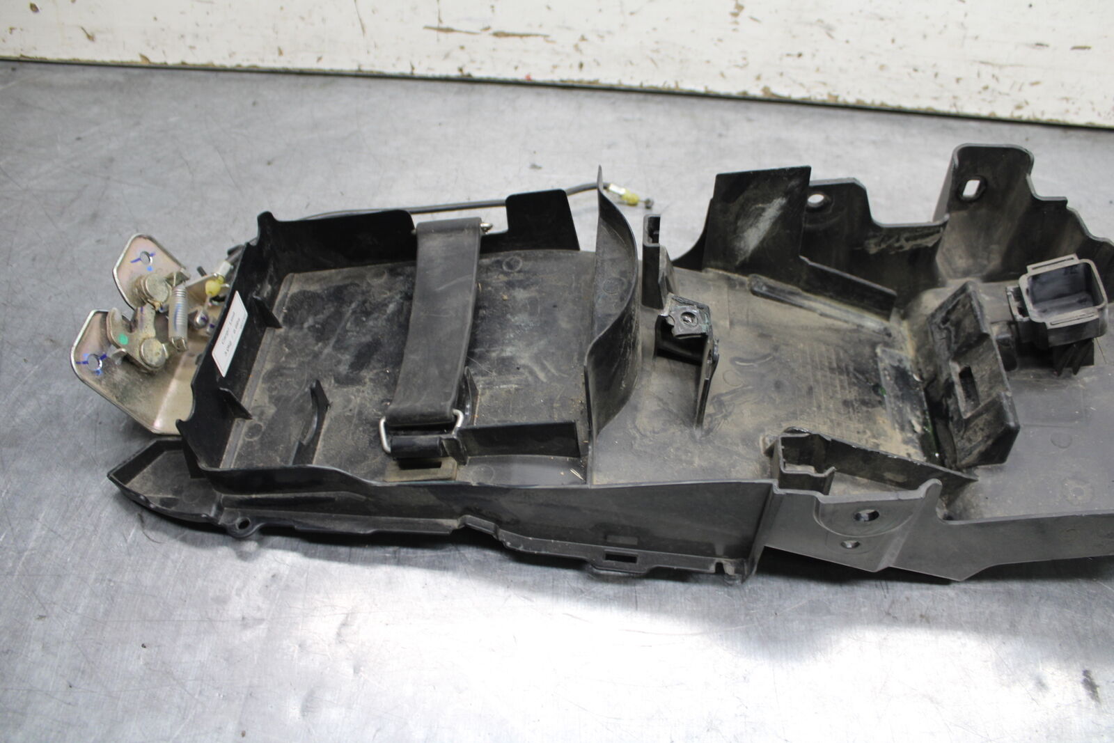 15-16 HONDA CB300F REAR BACK TAIL UNDERTAIL BATTERY TRAY PLASTIC BB740