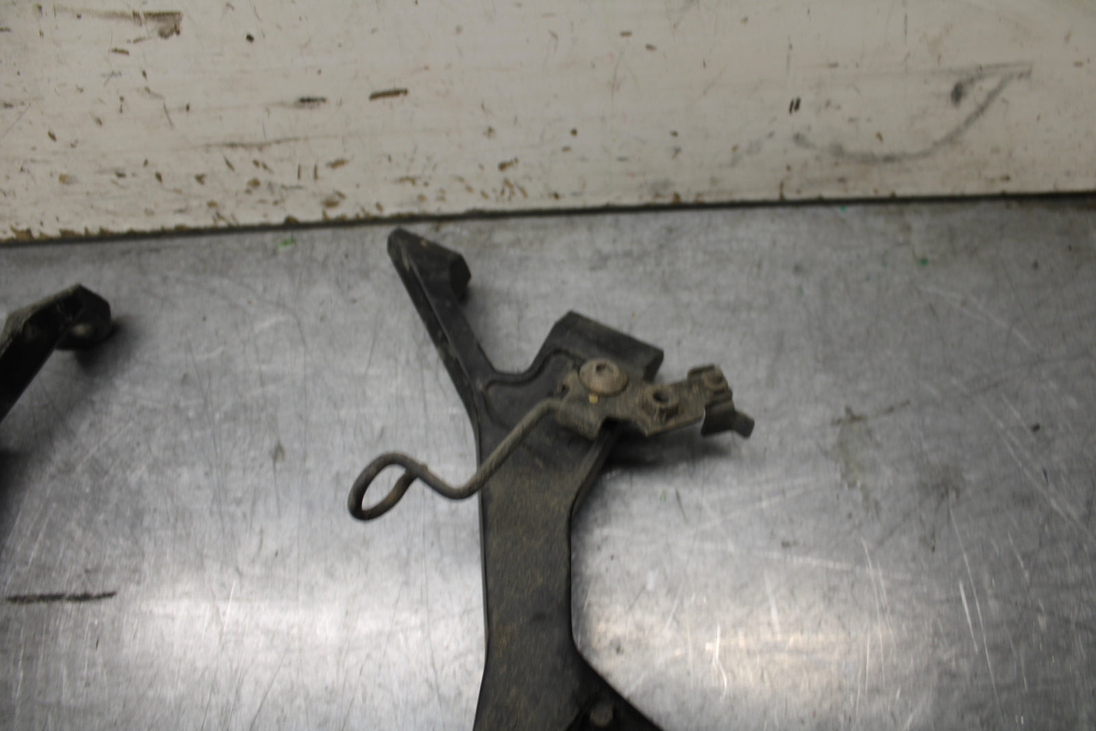 24 KAWASAKI NINJA 500 ABS REAR BACK PASSENGER PEG SET PAIR BB744