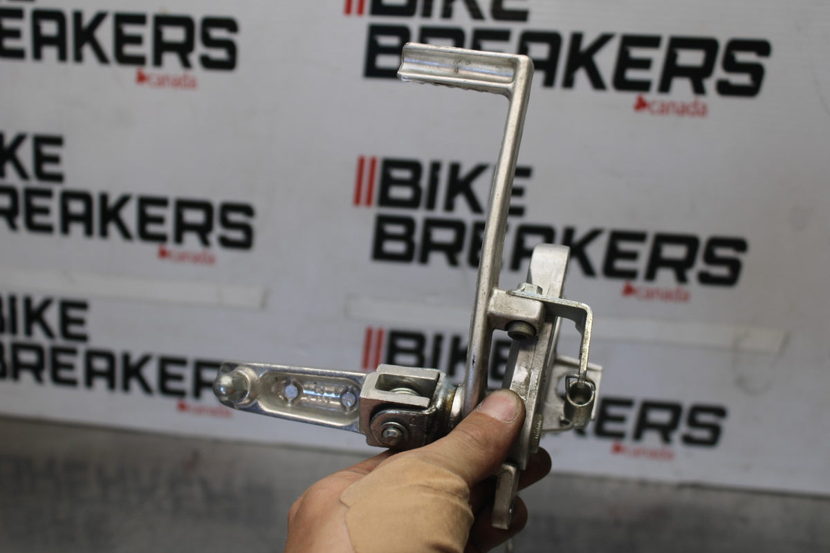 05 SUZUKI GSXR600 RIGHT REARSET REAR SET DRIVER FOOT PEG REST STOP BB329
