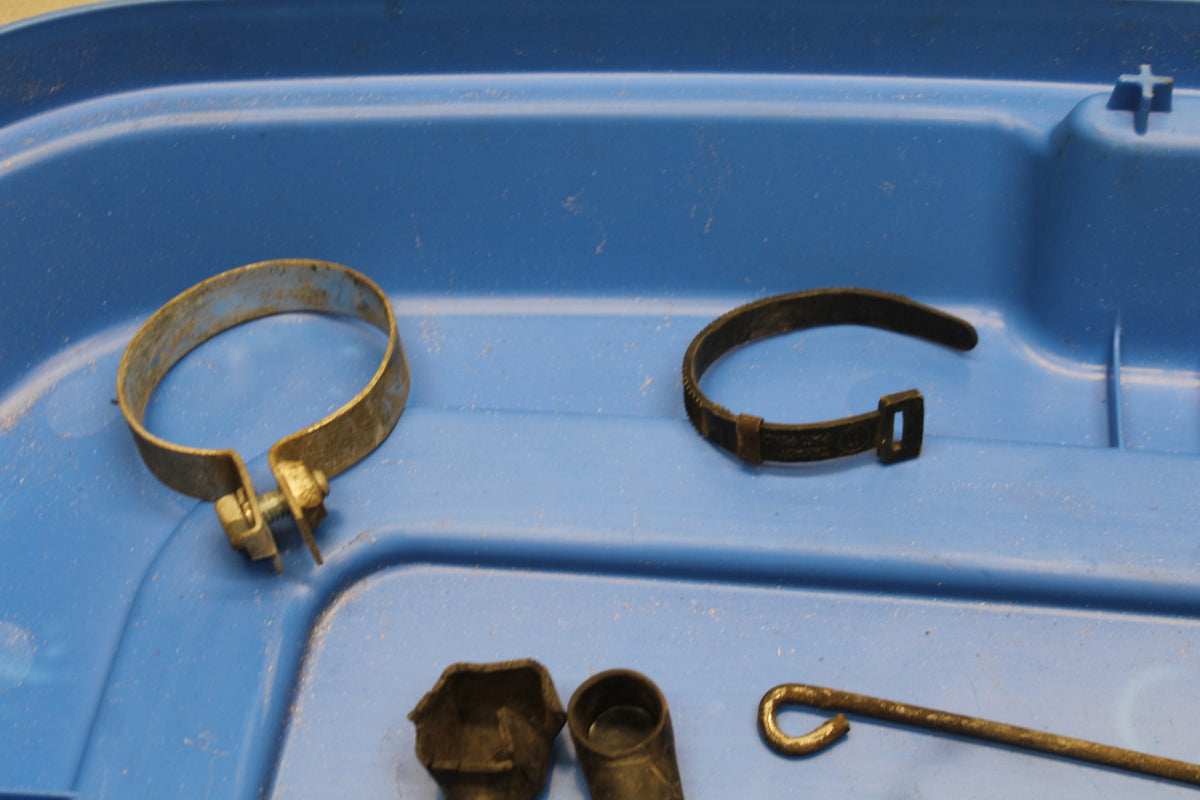 78 SUZUKI GS550E MOUNTING BOLTS HARDWARE MOTOR SCREWS BB133