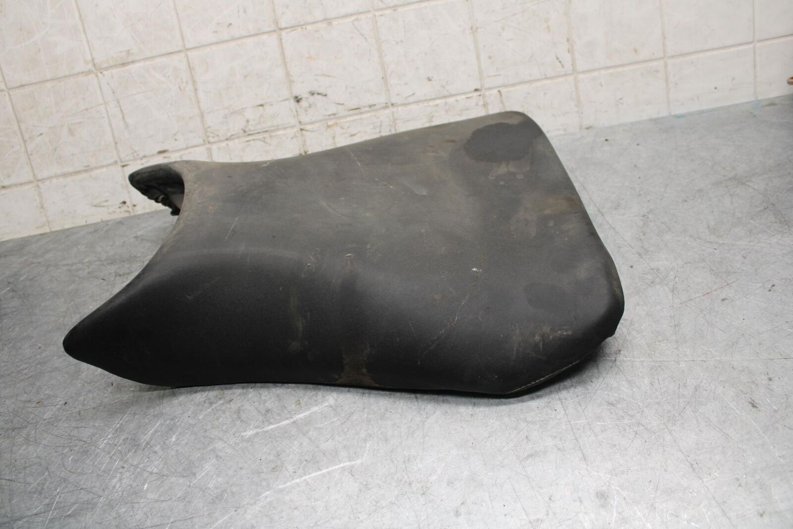 2003 Yamaha YZF R6 FRONT DRIVERS SEAT PAD SADDLE PILLION 5SL-24710-00-00 BB539