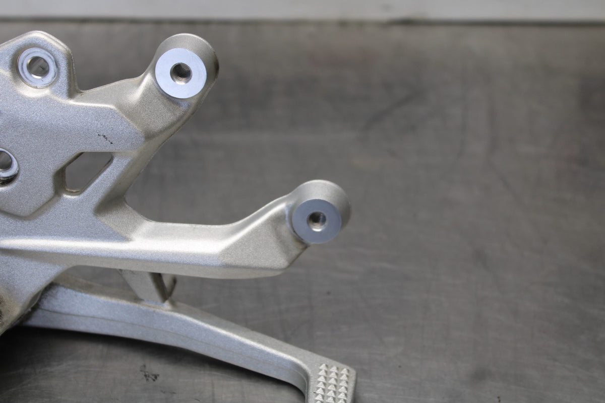 17-20 BMW S1000R RIGHT REARSET REAR SET DRIVER FOOT PEG REST STOP BB909
