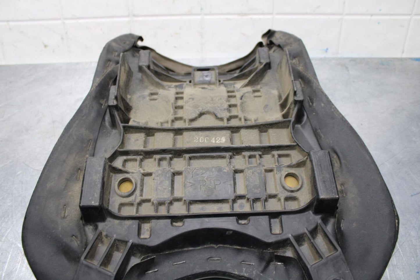 2007 Yamaha YZF R6 FRONT DRIVERS SEAT PAD SADDLE PILLION 2C0-24710-00-00 BB590