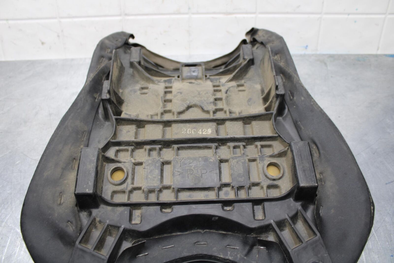 2007 Yamaha YZF R6 FRONT DRIVERS SEAT PAD SADDLE PILLION 2C0-24710-00-00 BB590