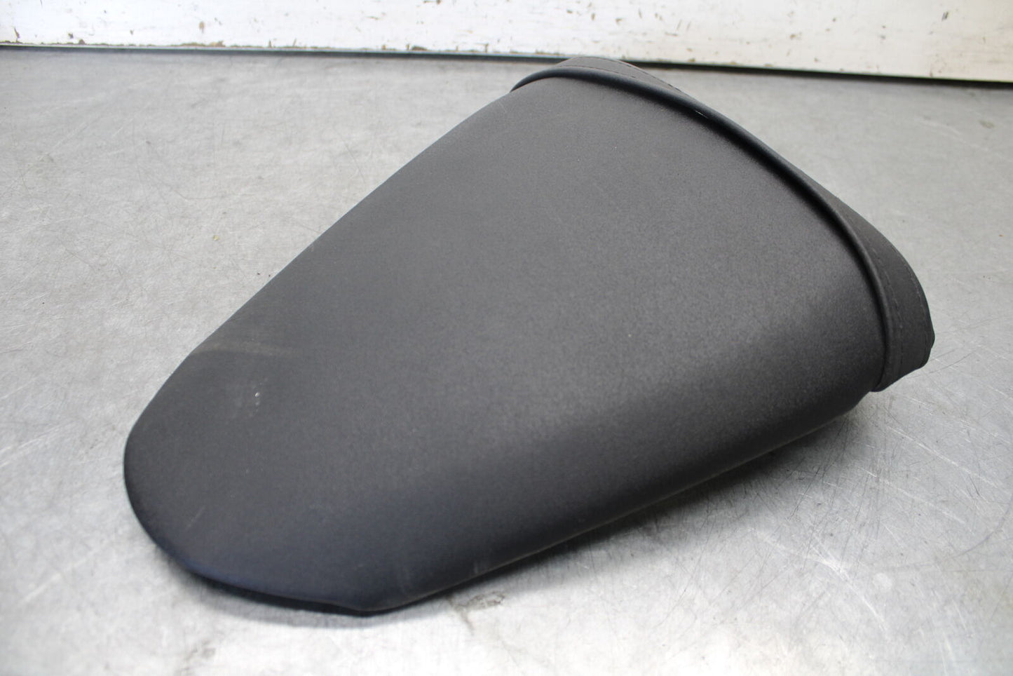 21 KAWASAKI NINJA ZX6R REAR BACK PASSENGER TANDEM SEAT PAD SADDLE PILLION BB647