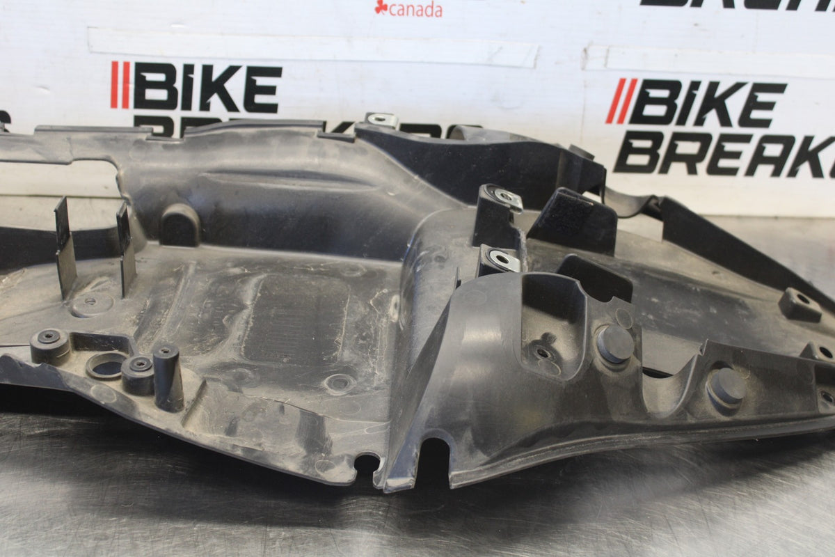 07-08 KAWASAKI NINJA ZX6R REAR BACK TAIL UNDERTAIL BATTERY TRAY PLASTIC BB937