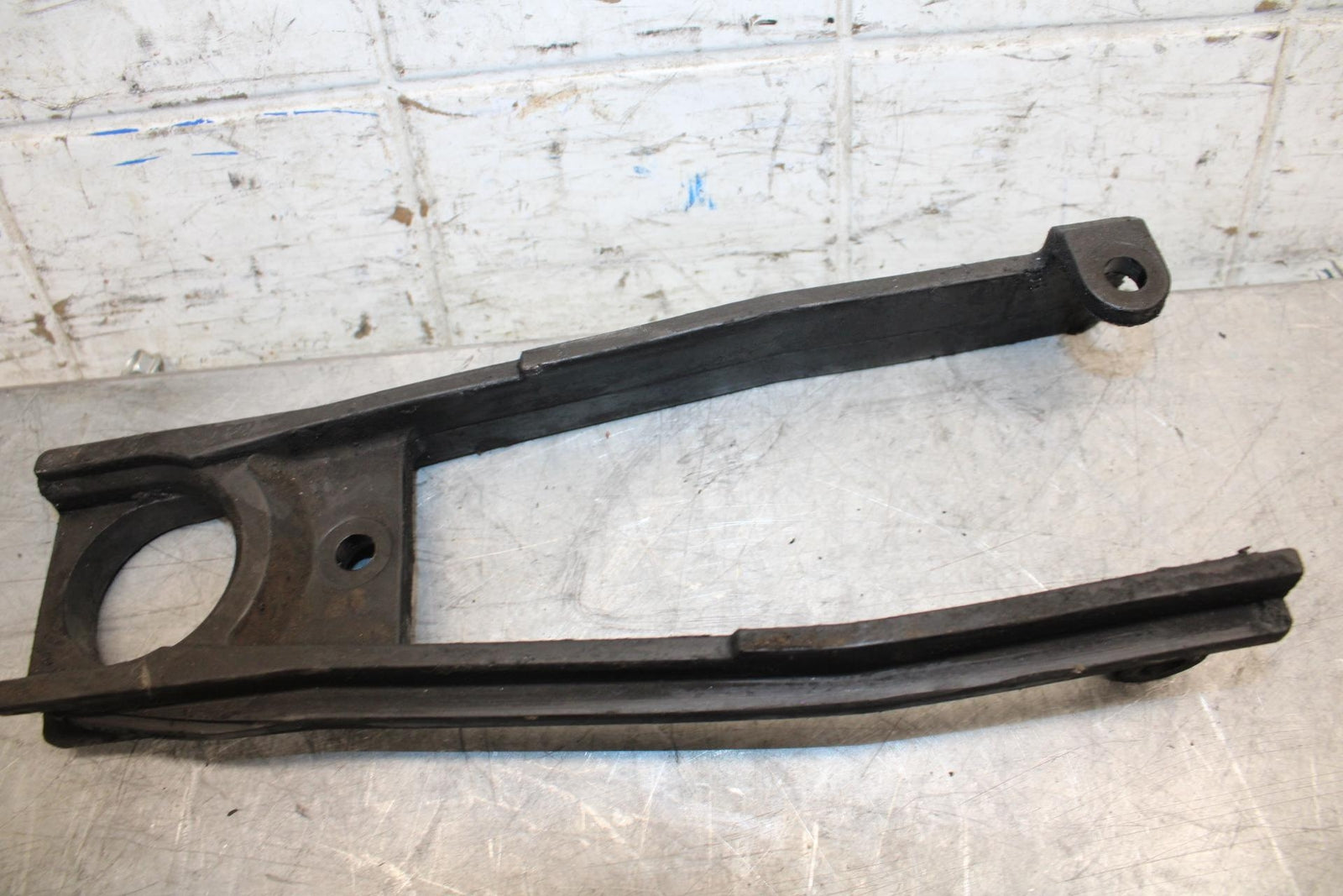 2007 Suzuki GSXR750 SWINGARM CHAIN BUFFER SLIDER GUIDE 61273-01H00 BB546