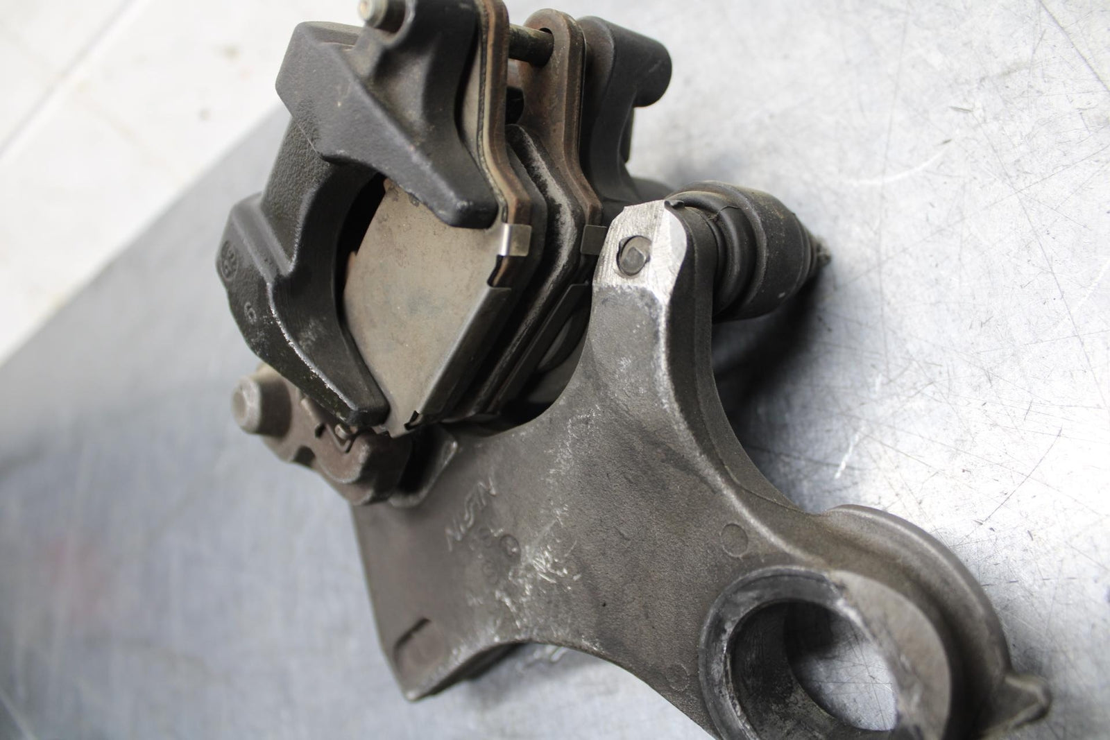 05 YAMAHA YZF R6S REAR BACK BRAKE CALIPER W MOUNT BRACKET BB600