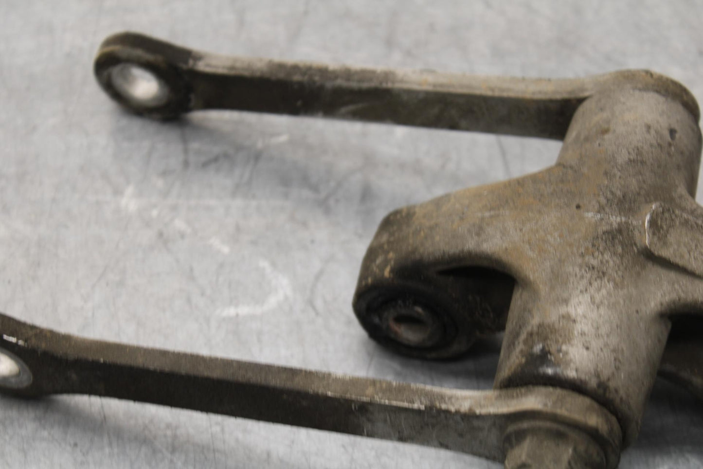 1999 Suzuki GSXR600 REAR DOGBONE SHOCK LINKAGE LINK 62600-34820 BB580