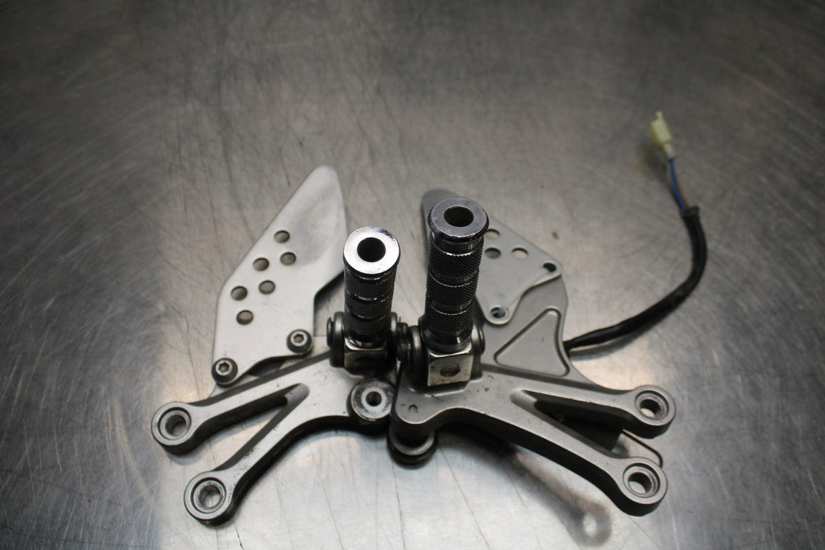 04-05 KAWASAKI NINJA ZX10R RIGHT LEFT REARSETS REAR SET DRIVER FOOT PEGS  BB163