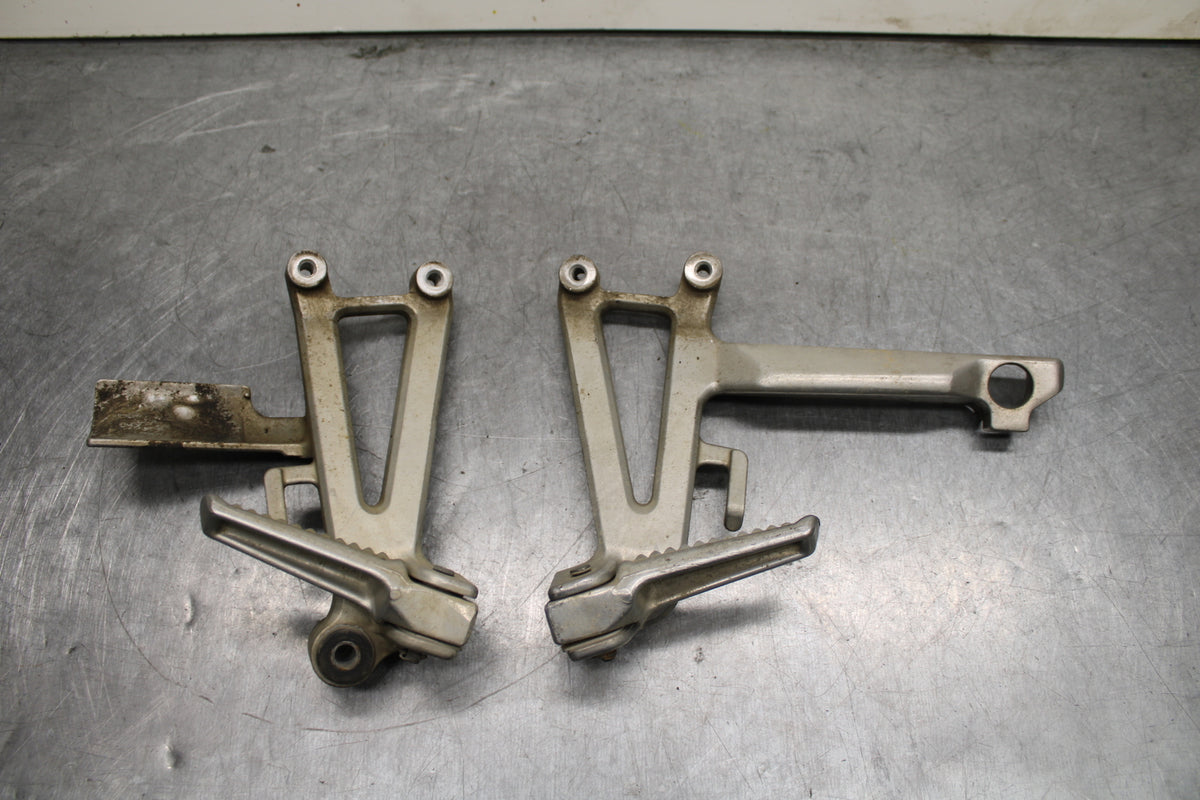 95-98 HONDA CBR600F3 REAR BACK PASSENGER PEG SET PAIR BB122