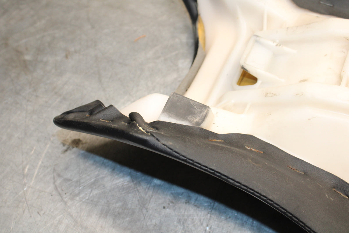 04-06 YAMAHA YZF R1 FRONT DRIVERS SEAT PAD SADDLE PILLION 5VY-24710-00-00 BB659