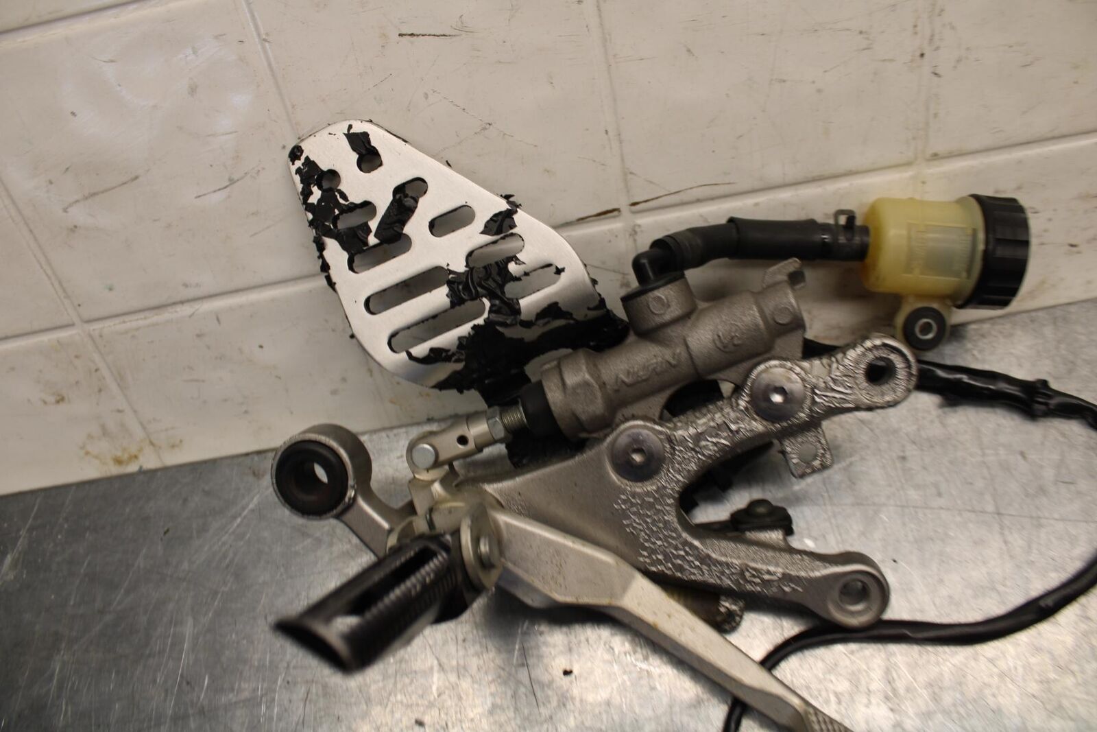 07 YAMAHA YZF R6 2c0 RIGHT REARSET REAR SET DRIVER FOOT PEG REST STOP BB75