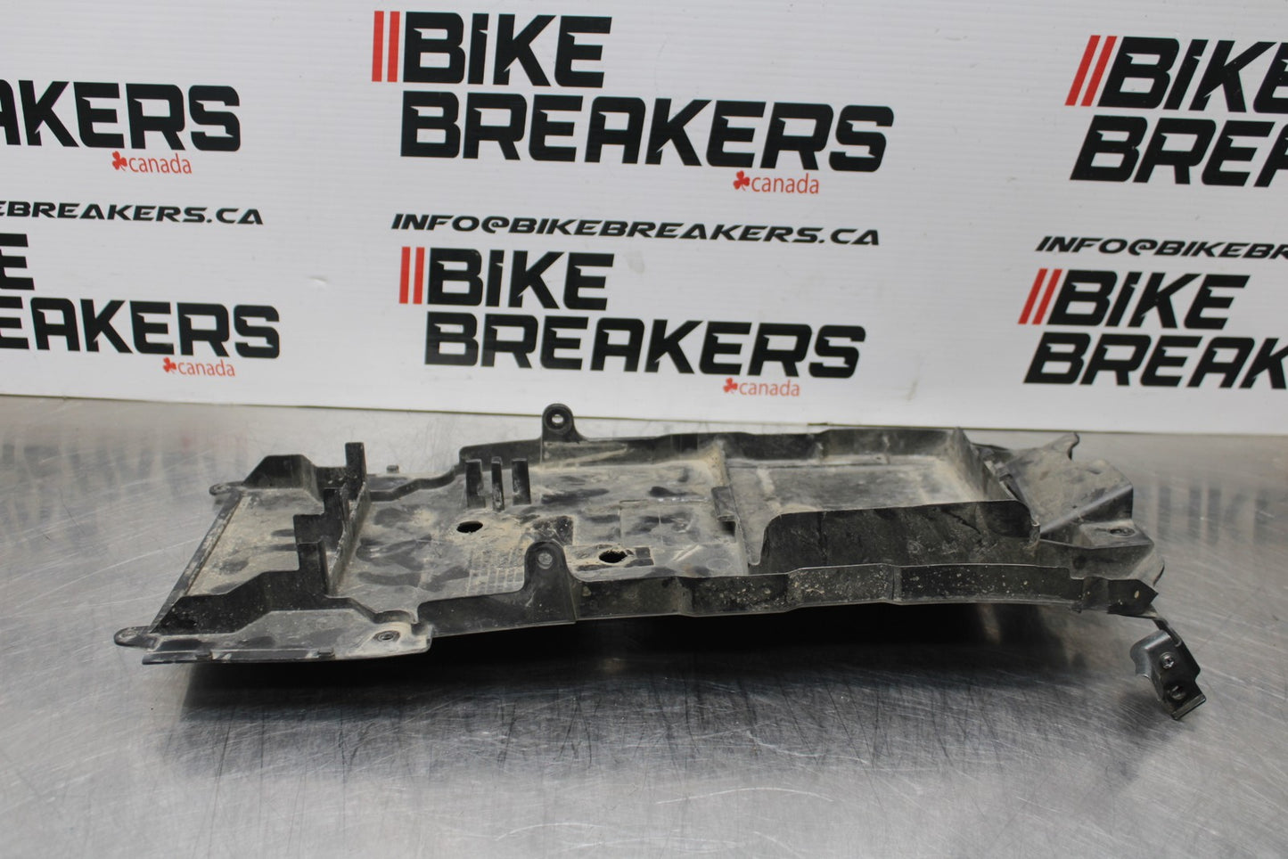 08 KAWASAKI NINJA ZX10R REAR BACK TAIL UNDERTAIL BATTERY TRAY PLASTIC BB201