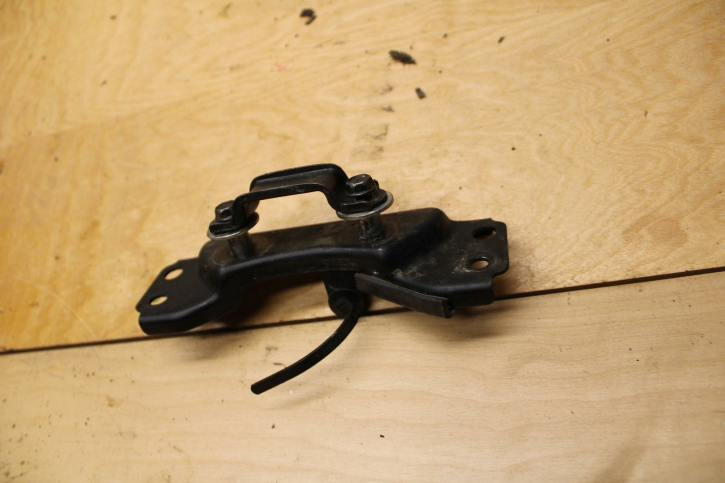 09-10 KAWASAKI ER-6N GAS TANK FUEL CELL PETROL RESERVOIR BRACKET MOUNT BB325