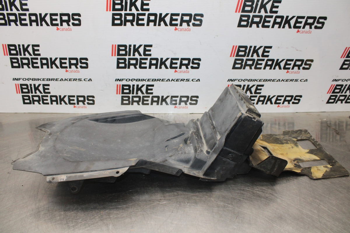 06 SUZUKI SV650S REAR BACK TAIL UNDERTAIL BATTERY TRAY PLASTIC BB783