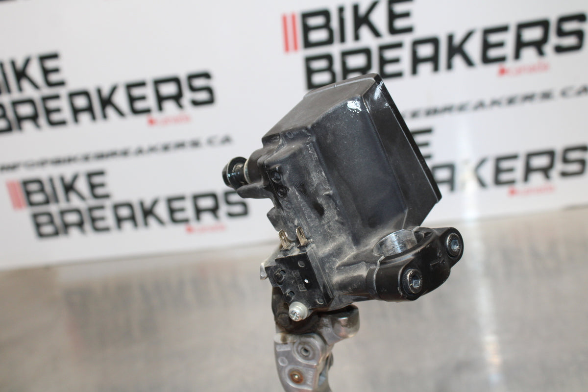 09-15 YAMAHA FZ6R FRONT BRAKE MASTER CYLINDER w/ LEVER BB161