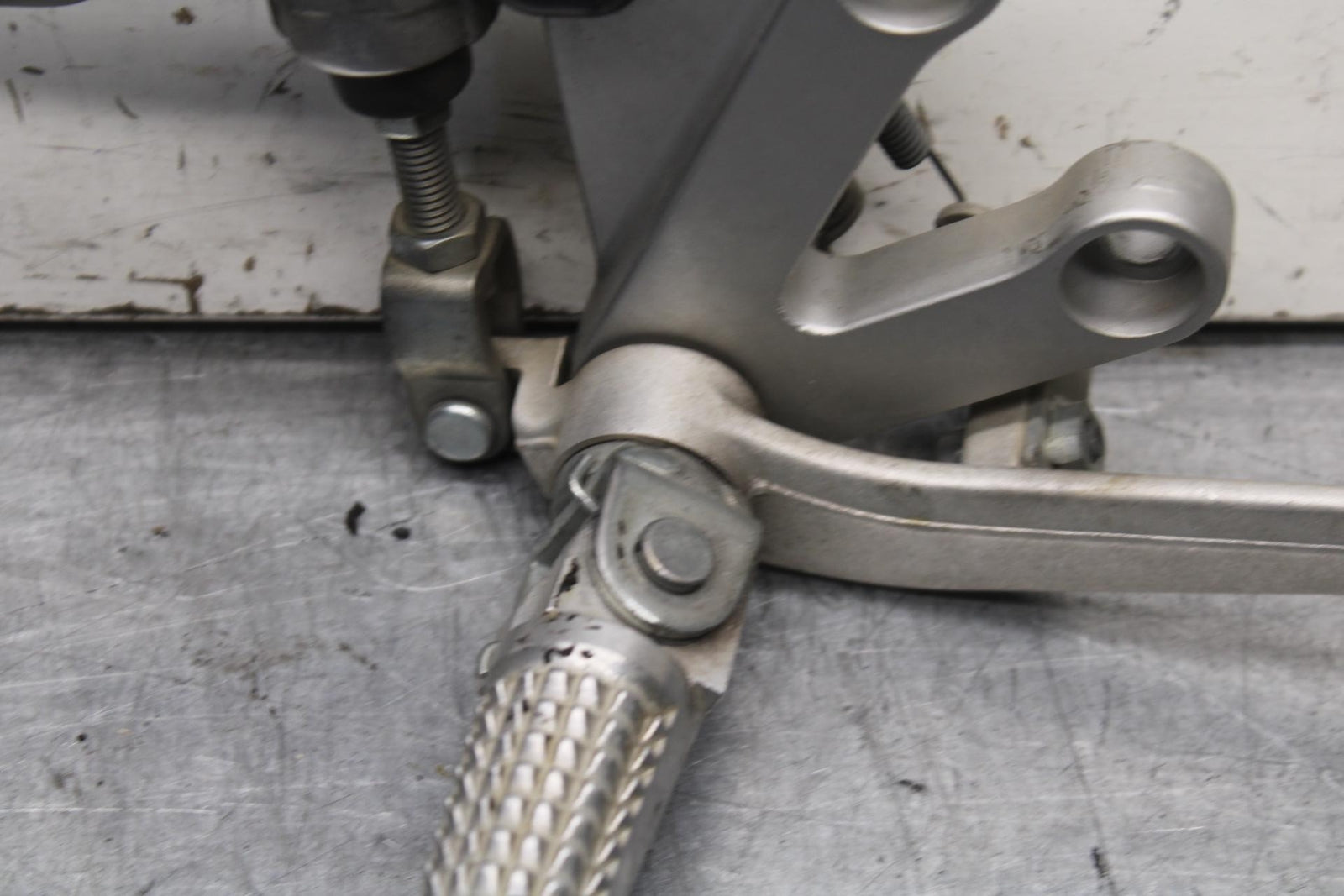 01-03 SUZUKI GSXR600 RIGHT REARSET REAR SET DRIVER FOOT PEG REST STOP BB633