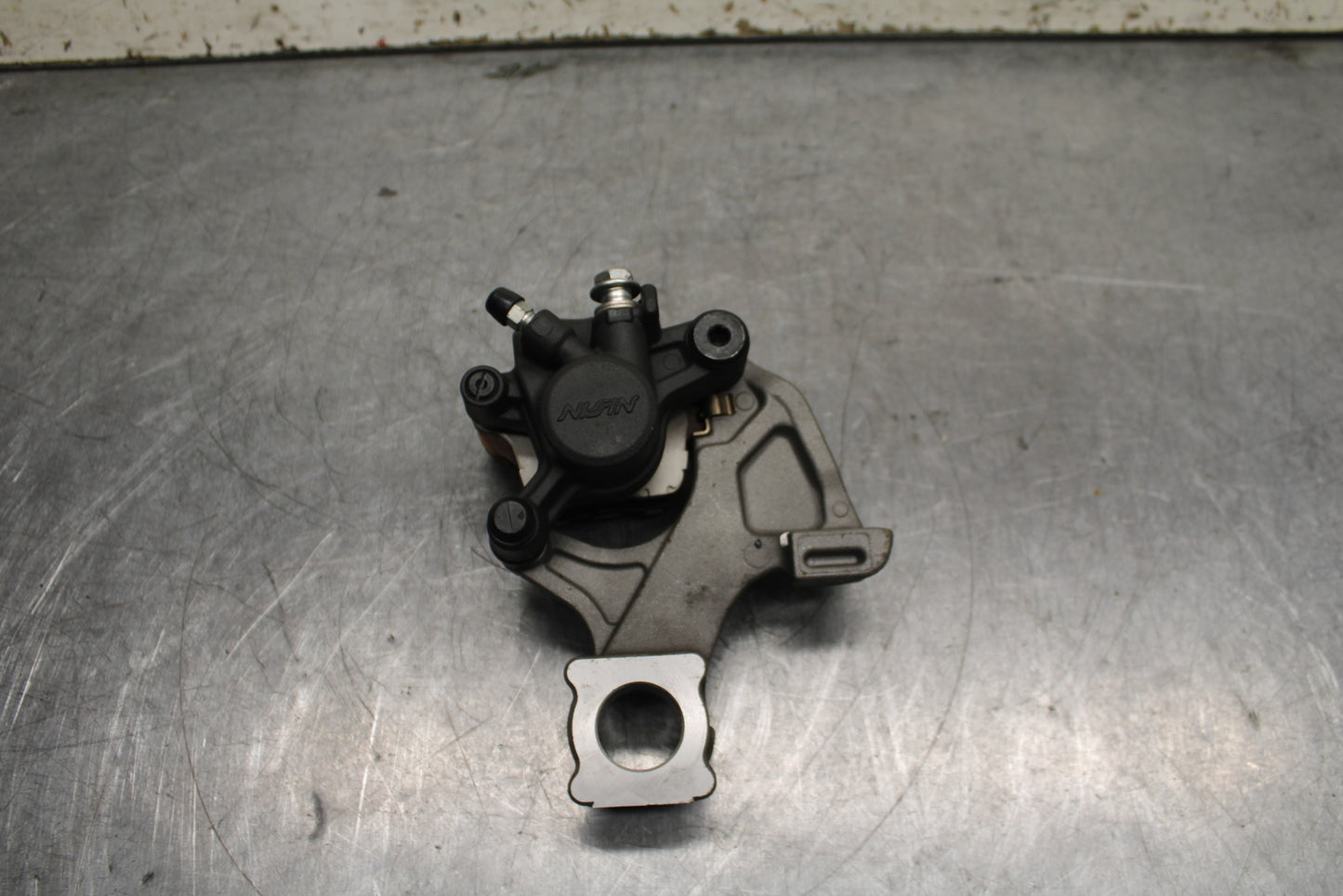 13 SUZUKI GSXR750 REAR BACK BRAKE CALIPER W MOUNT BRACKET BB110
