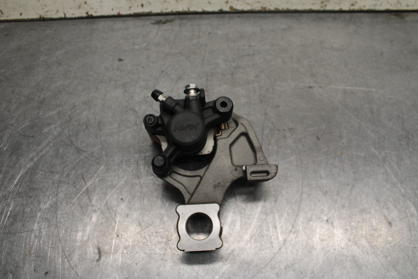 13 SUZUKI GSXR750 REAR BACK BRAKE CALIPER W MOUNT BRACKET BB110