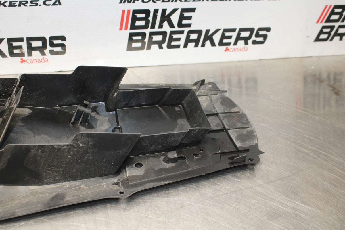 04-05 SUZUKI GSXR600 REAR BACK TAIL UNDERTAIL BATTERY TRAY PLASTIC BB792