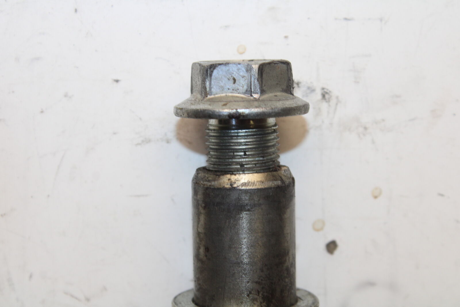 05-06 SUZUKI GSXR1000 FRONT WHEEL RIM AXLE PIVOT BOLT 54711-41G00 BB663