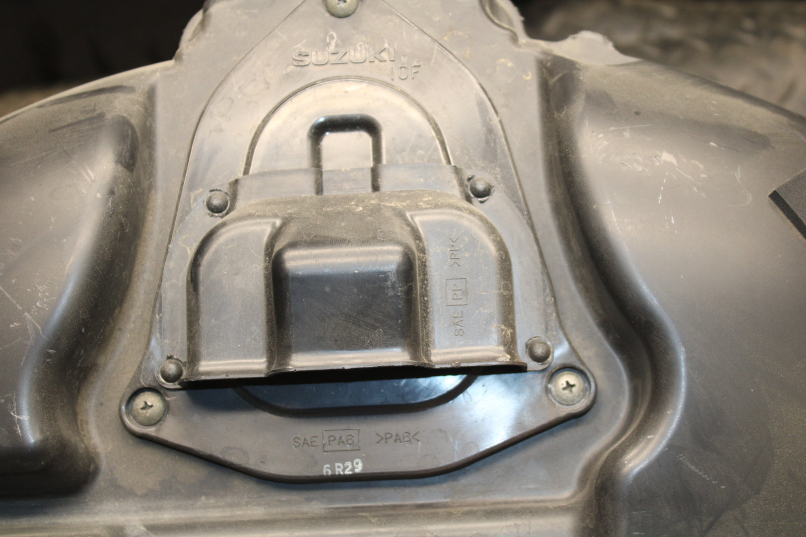 00 SUZUKI INTRUDER 1500 VL1500 AIRBOX AIR INTAKE FILTER BOX BB761