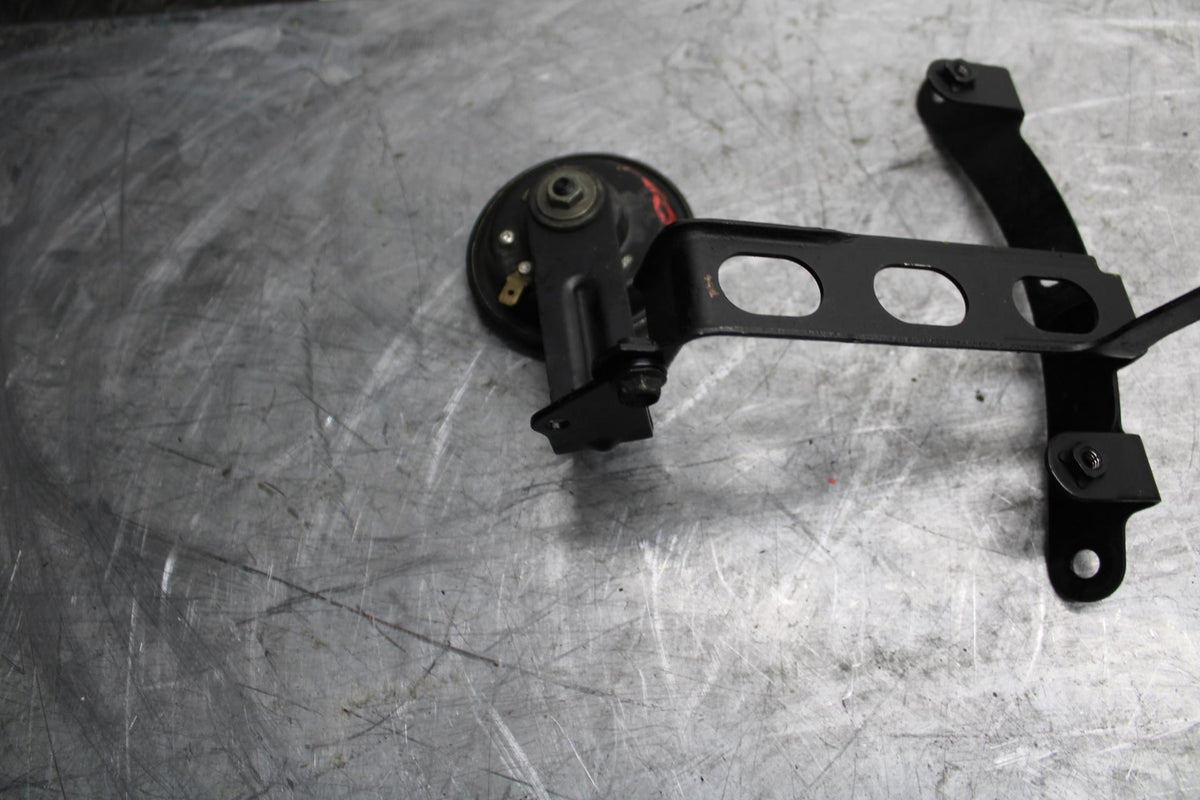 2007 Suzuki GSXR1000 OIL COOLER MOUNTING BRACKET MOUNT SUPPORT BB44