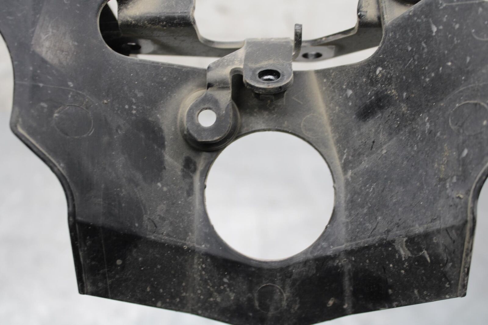 2006 Yamaha YZF R6 INNER FRONT UPPER HORN SIGNAL COWL GUARD COVER BB560
