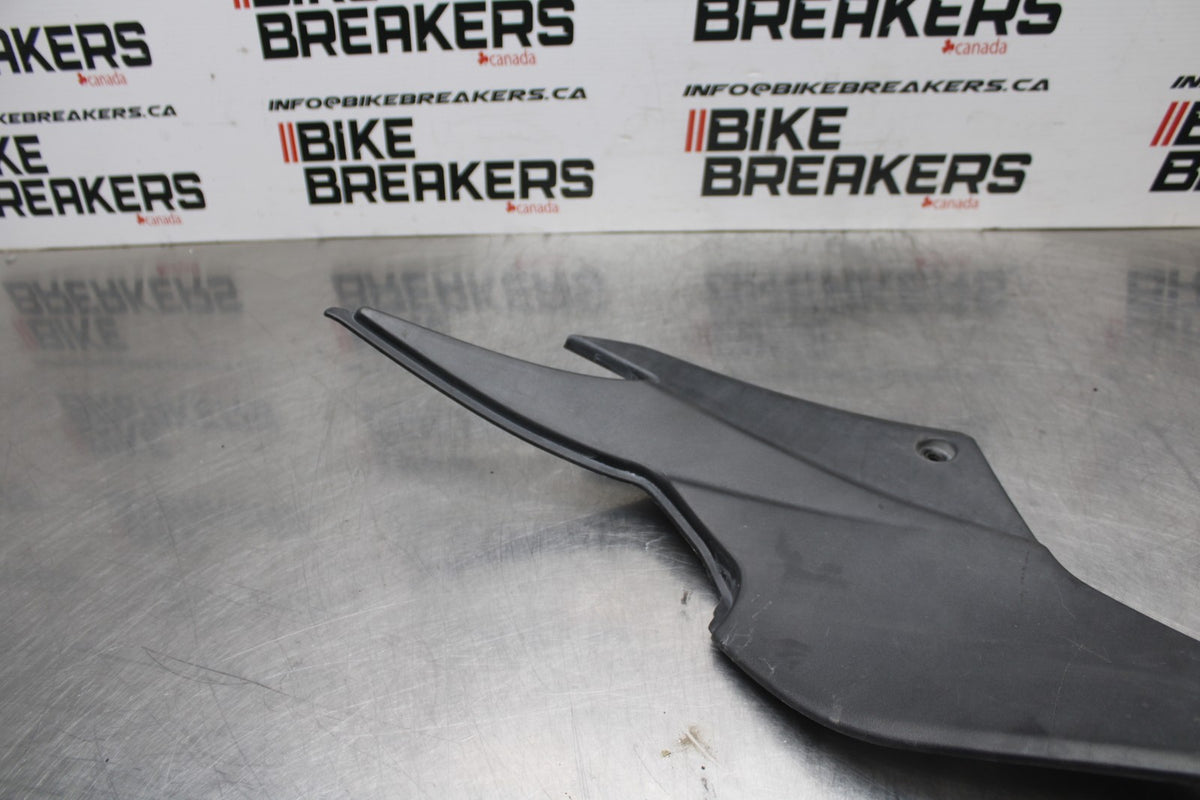 09 KAWASAKI NINJA 250R LEFT FRONT SIDE SEAT SADDLE PANEL TRIM COWL FAIRING BB824