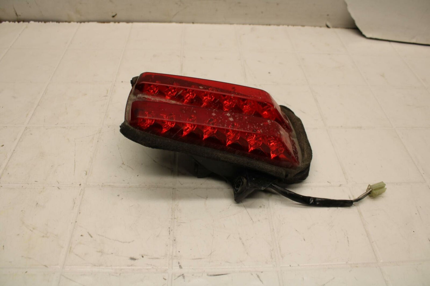 03-05 SUZUKI SV1000 REAR TAIL TAILLIGHT BACK BRAKE LIGHT BB405