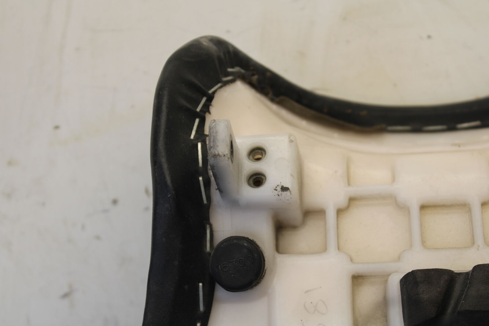 04 SUZUKI GSXR600 FRONT DRIVERS SEAT PAD SADDLE PILLION 45100-29G00-6BY  BB676