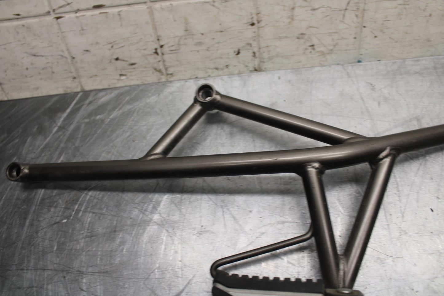 11-14 KAWASAKI VERSYS 650 LE 650C RIGHT REAR BACK PASSENGER PEG BB498