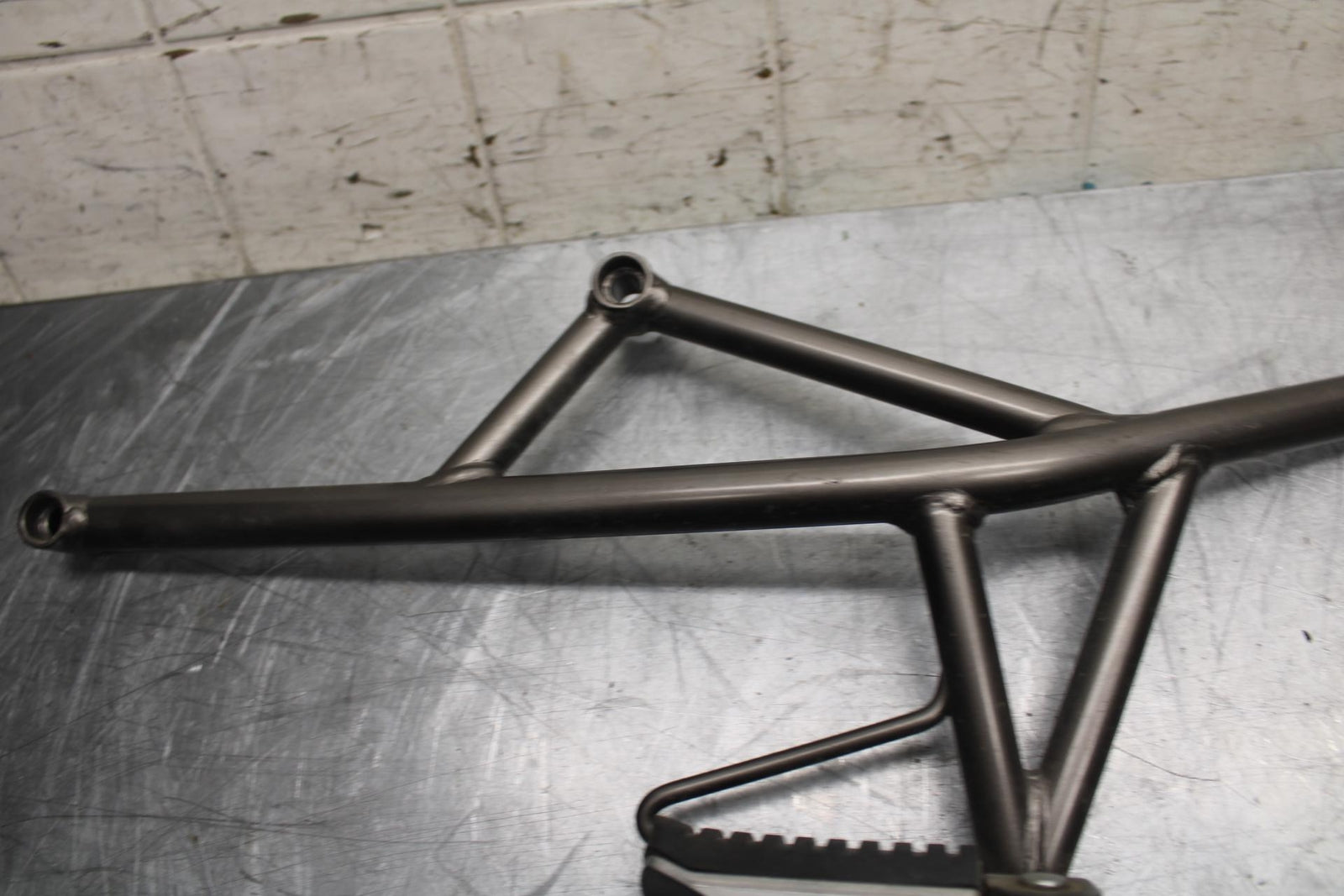 11-14 KAWASAKI VERSYS 650 LE 650C RIGHT REAR BACK PASSENGER PEG BB498