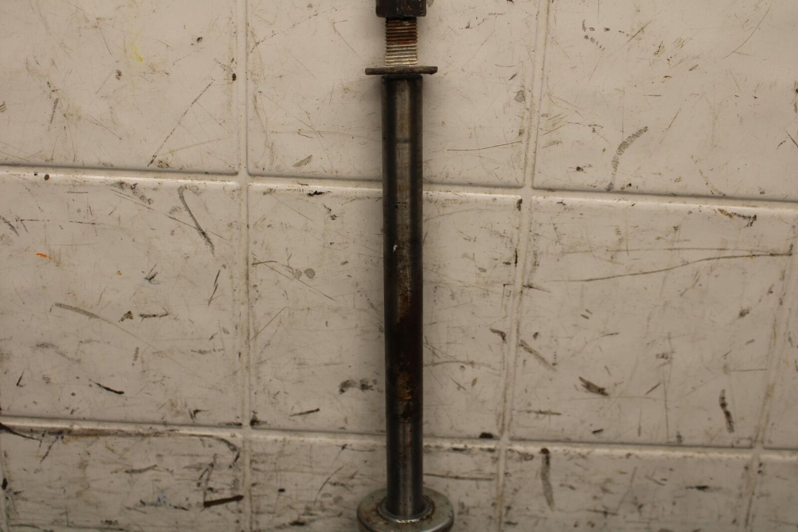 75 SUZUKI GT 550 FRONT WHEEL RIM AXLE PIVOT BOLT BB67